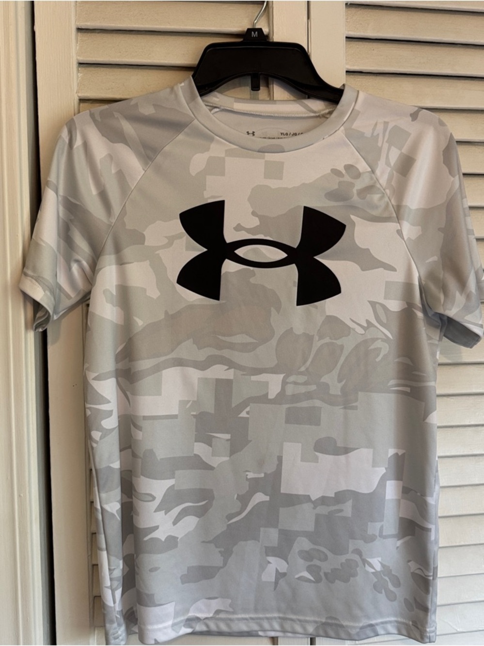 Under Armour White & Light Gray Camo Short Sleeve Logo Tee

YOUTH LARGE